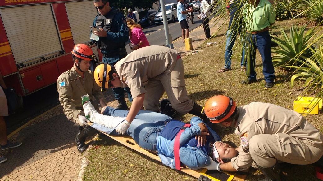Batida entre motos deixa 2 feridos em Três Lagoas Uma das vítima sendo socorrida após o acidente. (Foto: Divulgação/ Corpo de Bombeiros).