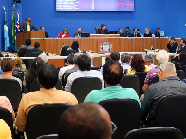 Por conta desta votação, empresários de Três Lagoas que sofreram com a dívida deixada durante a construção da indústria encheram a Casa do Povo para demonstrar que estão insatisfeitos com o acontecimento. (Foto: Divulgação)