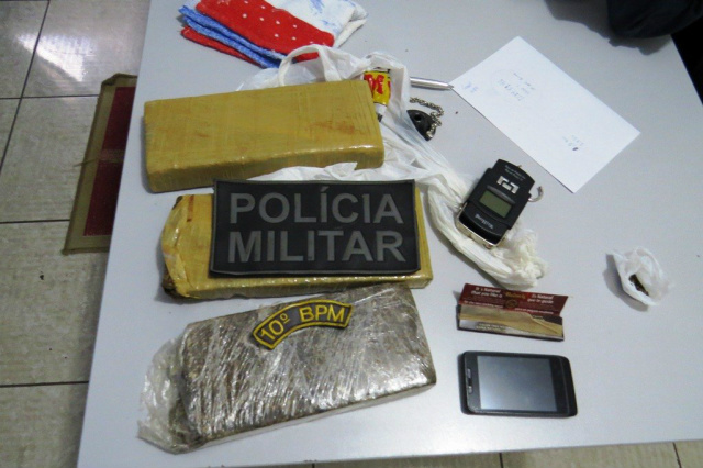 As drogas e outros materiais apreendidos pela PM com o traficante preso (Foto: 90 FM)