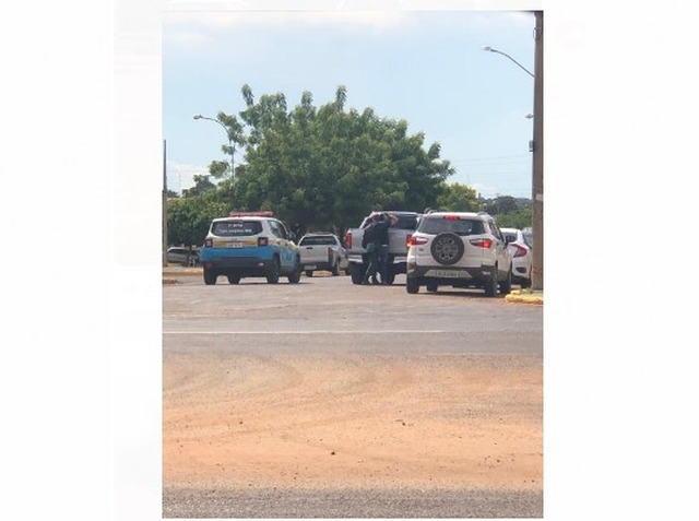 Empresária de Três Lagoas é espancada pelo marido, colocada dentro de um carro e resgatada pela PM Momento em que a caminhonete é interceptada pelos policiais e a mulher, resgatada. Foto: Confidencial/Perfil News