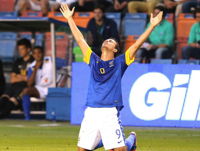 Leandro Damião comemora o primeiro gol brasileiro (Foto: Mowa Press)