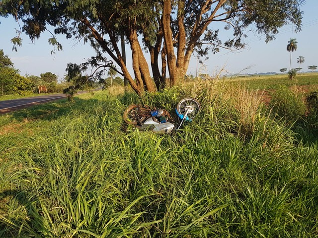Motociclista morre após acidente em Ivinhema A motocicleta ficou parcialmente destruída (Foto/Assessoria)