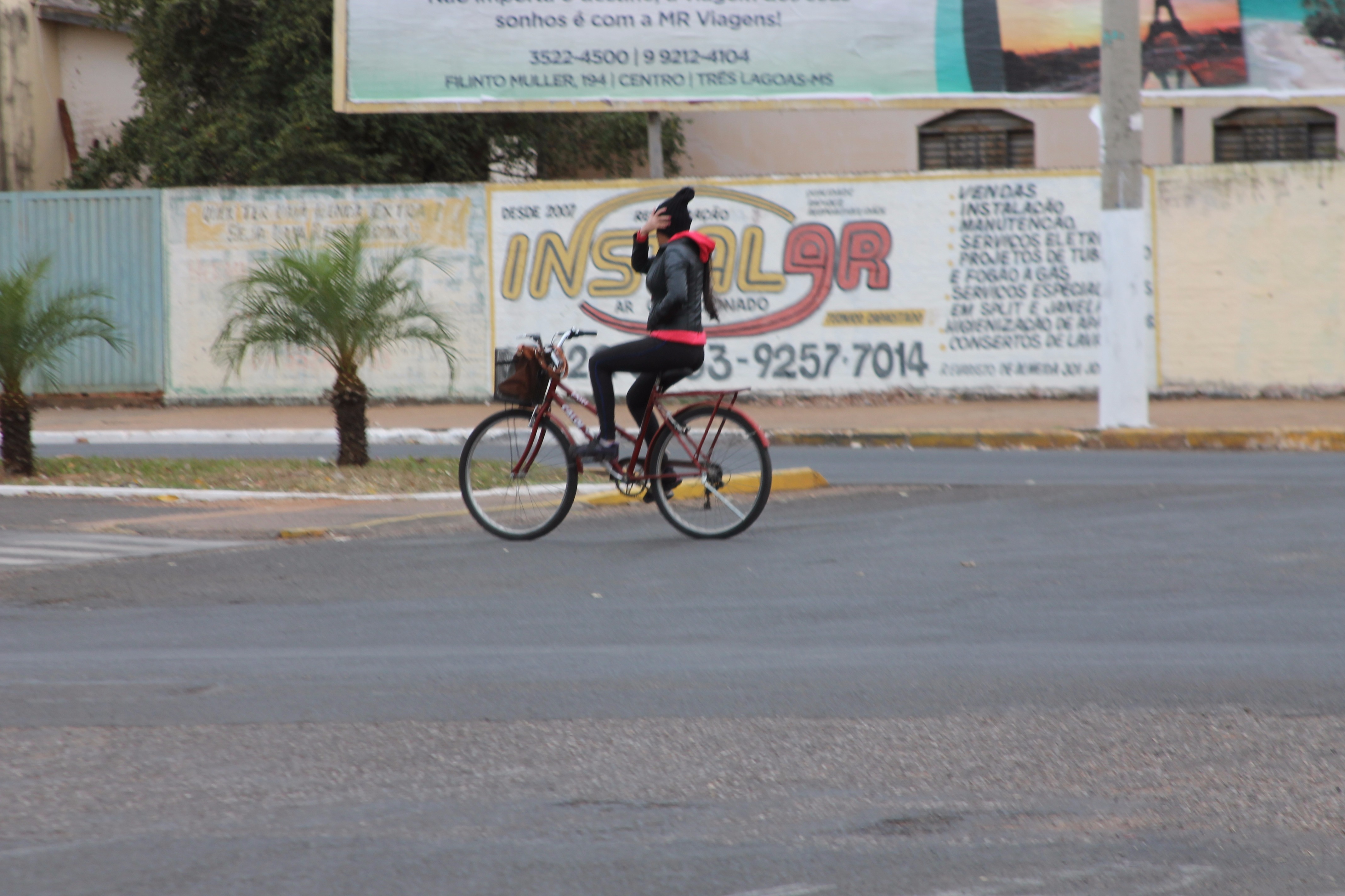 Moradora se agasalhou bastante para enfrentar o frio de bicicleta. (Foto: Lucas Gustavo/ Perfil News). 