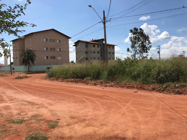 Leitores reclamam de mato alto em terrenos e de buraco na via TERRENO SUJO - Jardim Alvorada