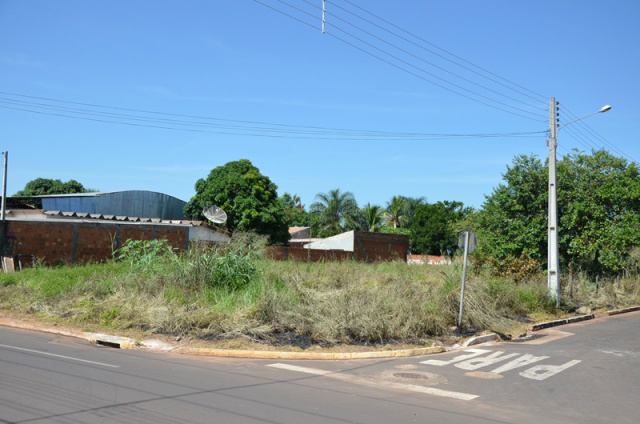 Donos de terrenos baldios sujos podem receber multa pesada se não tomarem providências Do total de lotes existentes em Três Lagoas cerca de cinco mil são baldios (Foto: Divulgação/Assessoria)