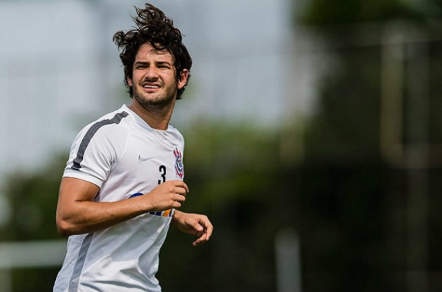 Pato corre no primeiro treino do Corinthians em 2016 (Foto: Folha de São Paulo)