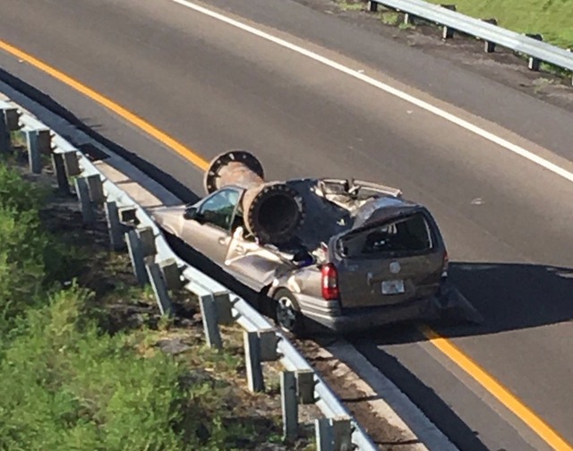 Motorista sobrevive após peça de metal cair sobre o seu carro Foto divulgada pela patrulha das estradas mostra carro atingido por peça de metal em estada da Florida, nos Estados Unidos, no sábado (15) (Foto: Patrulla de Carreteras de Florida/ AP)
