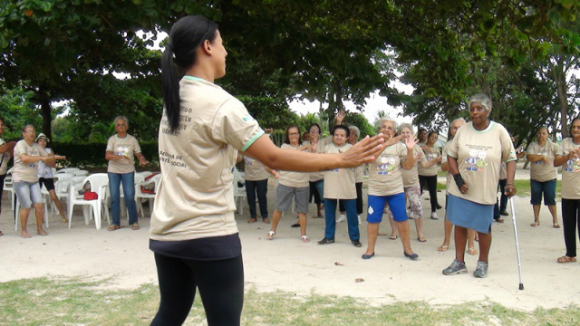 Cerca de 50 idosos assistidos pelo CRAS Vila Piloto participam de passeio no Balneário Municipal O evento contou com ações recreativas e socioeducativas como gincana, alongamento, entre outras (Foto: Divulgação/Assessoria)