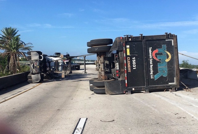 Caminhão transportava uma peça de metal sofreu um acidente. A sucata caiu e atingiu o veículo (Foto: Florida Highway Patrol via AP)
