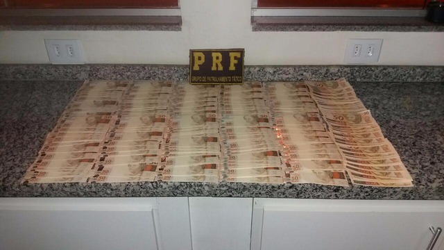 Três pessoas são flagradas com R$ 17 mil em notas falsas Motorista e os passageiros foram encaminhados para a Delegacia de Polícia Federal de Três Lagoas (PRF / Divulgação)