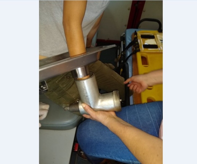 Adolescente prende a mão no moedor de carne e passa por cirurgia Foto: Divulgação Corpo de Bombeiros