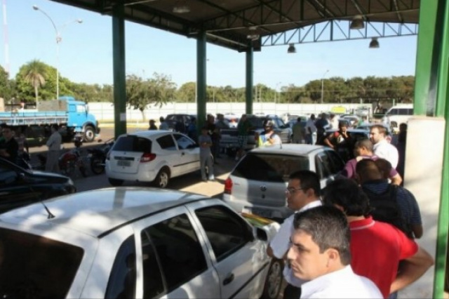 Detran-MS rejeita vistorias e obriga contribuinte a pagar várias vezes Alem dos gastos com a documentação, o proprietário de veículos enfrentam longas filas no Detran (Foto: Google)
