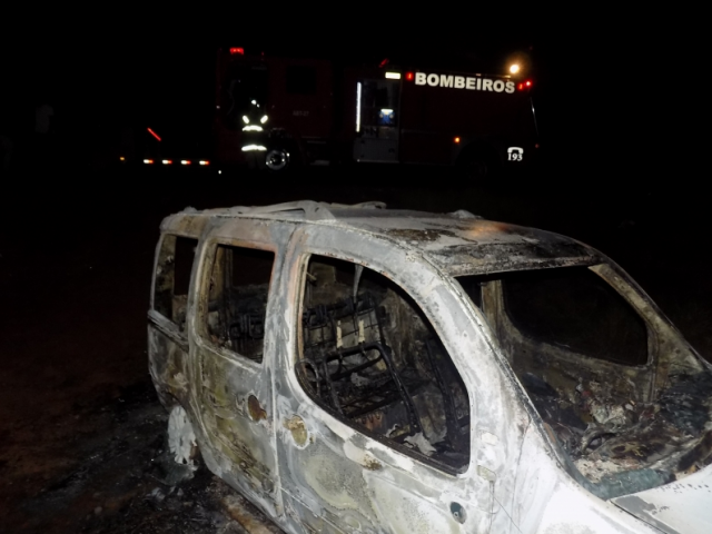 O carro ficou completamente destruído pelas chamas. (Foto: Elenize Ramos/Cenário MS)
