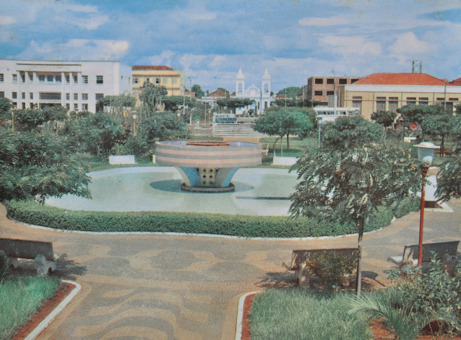 17 de agosto - Dia do Patrimônio Histórico Chafariz construido em comemoraçao ao cinquentenário da cidade (1965) foto tirada em 1969 (Foto: Divulgação/Arquivo Público Municipal)