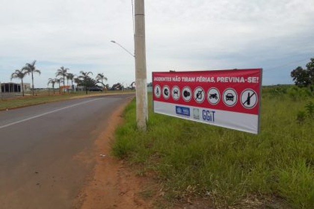 Diretoria de Trânsito instala faixas da campanha “Acidentes não tiram férias, previna-se” Diretoria de Trânsito instala faixas da campanha “Acidentes não tiram férias, previna-se”