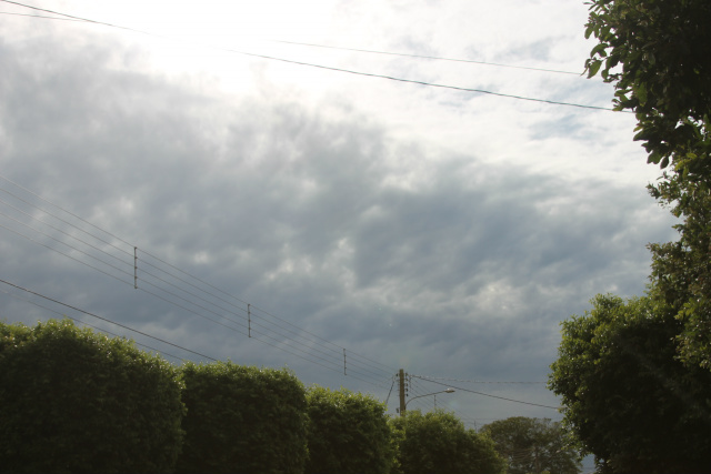 Com céu encoberto, o sol apareceu, no entanto as nuvens carregadas se fazem presentes. Há previsão de chuva, de acordo com o site Climatempo. (Foto: Patrícia Miranda)