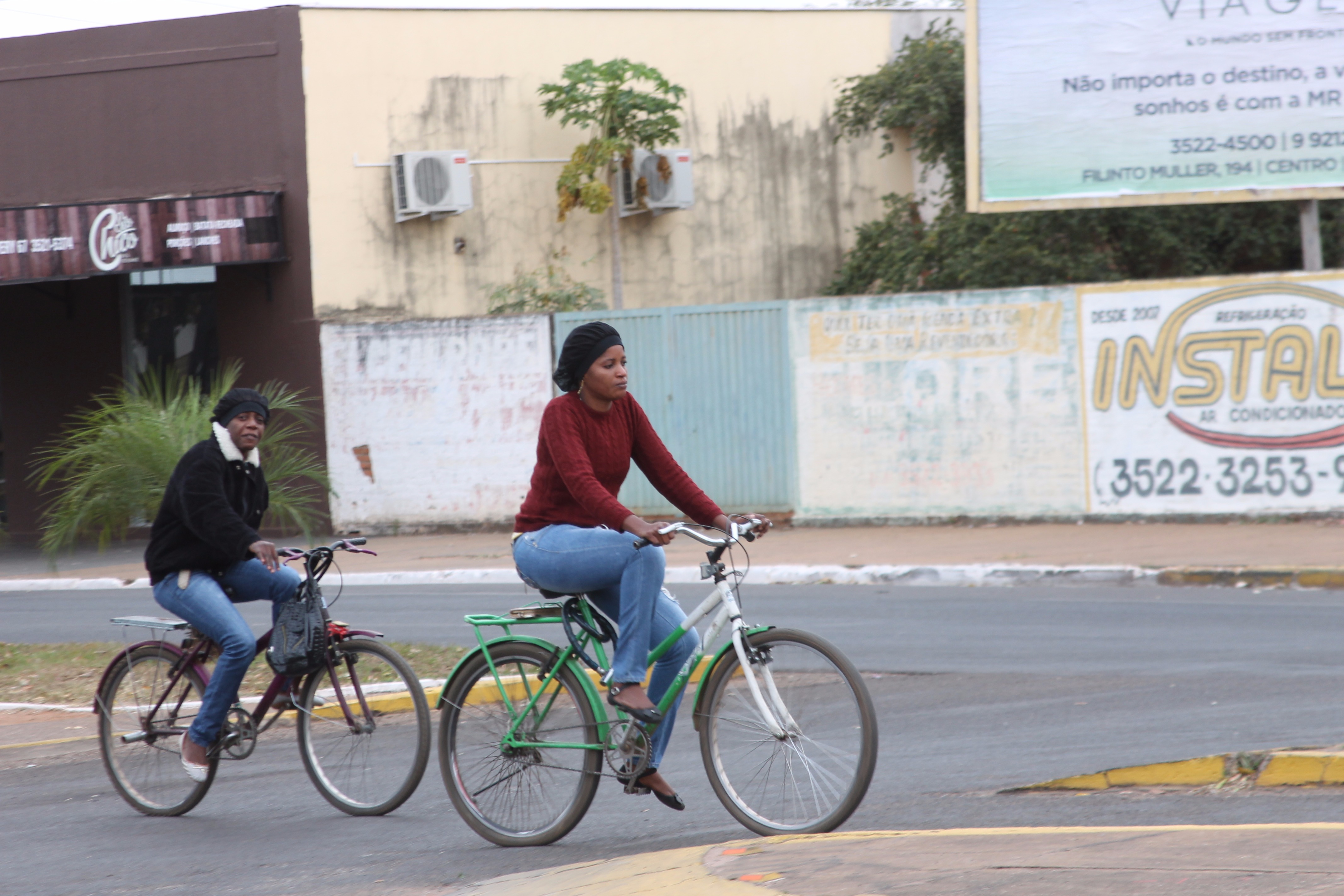 Apesar do aumento tímido na temperatura, moradores continuam se agasalhando. (Foto: Lucas Gustavo/ Perfil News). 