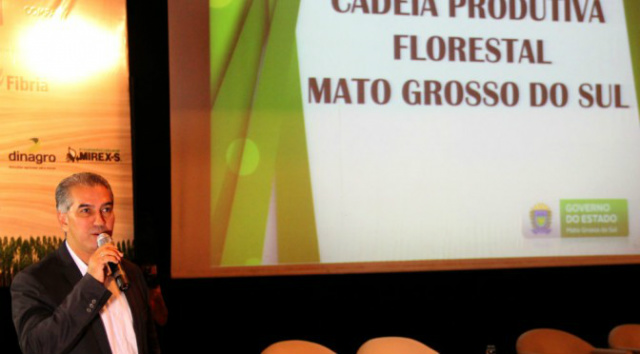Reinaldo Azambuja destaca investimentos para atividade florestal do Estado O governador Reinaldo Azambuja, durante o evento de ontem (13).