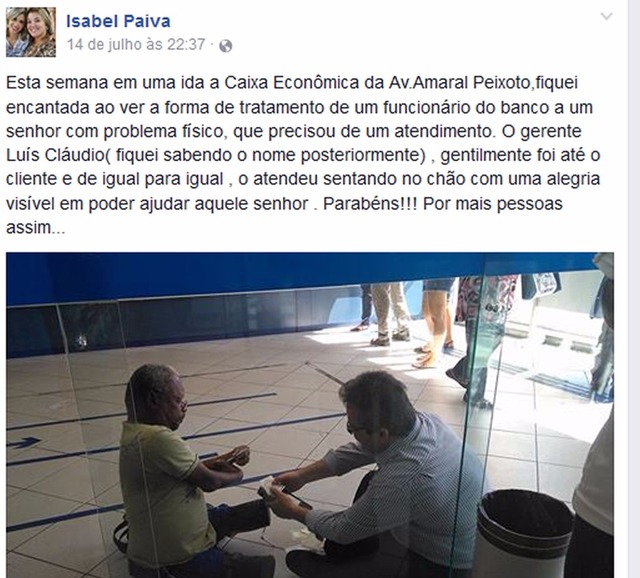 Gerente de banco senta no chão para atender deficiente e foto viraliza Postagem de professora mostrando bom exemplo de gerente bancário viralizou (Foto: Reprodução/Facebook)