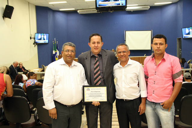 Presidente do Sintiespav é homenageado pela câmara de Três Lagoas Nivaldo da Silva Moreira, agradeceu ao vereador Gil do Jupiá pela homenagem e fez questão de dividi-la com os demais integrantes da diretoria (Foto: JJ Cajú)