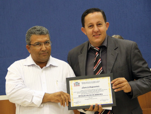 Momento que o vereador Gil do Jupiá entrega a homenagem ao sindicalista, Nivaldo da Silva Moreira (Foto: JJ Cajú)