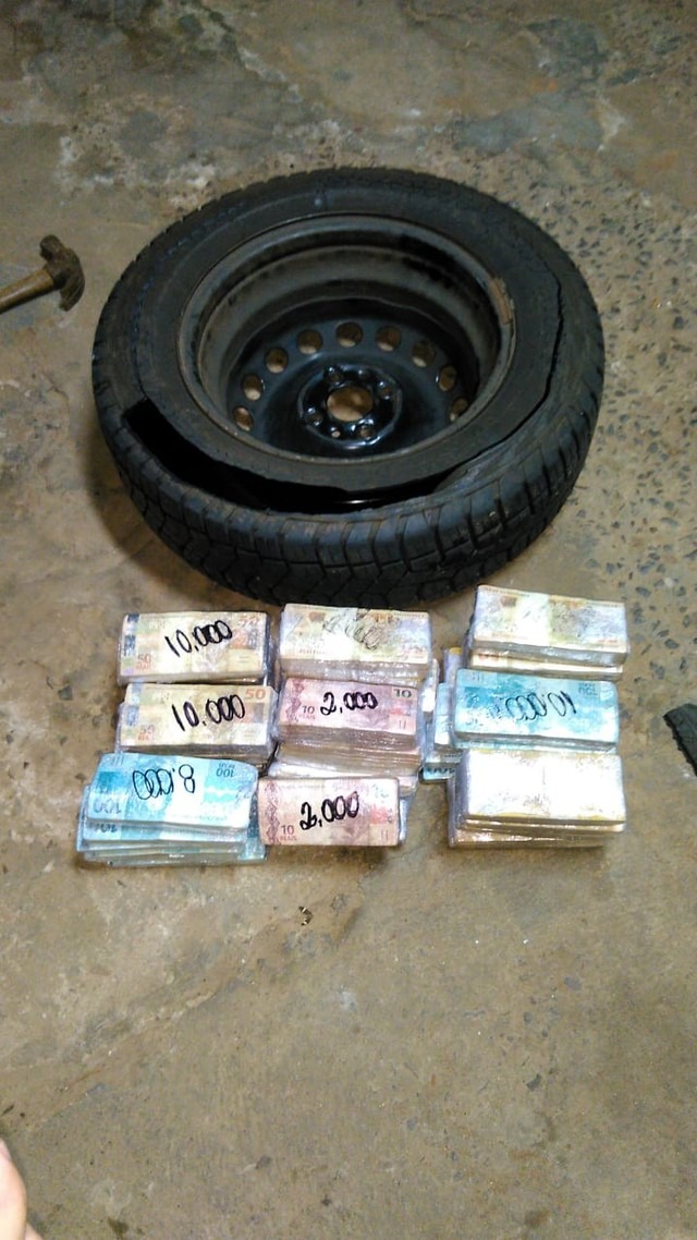 Dinheiro apreendido dentro de pneu de carro em MS (Foto: PF/Divulgação)