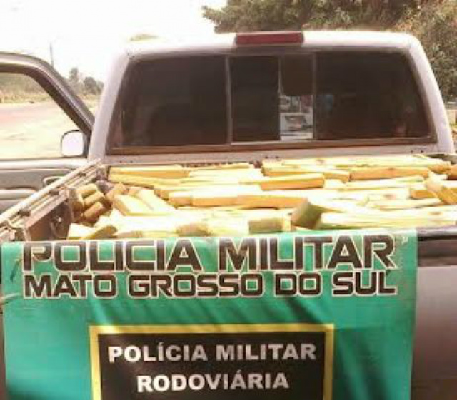 A caminhonete e a carga de maconha, junto com os presos, foram encaminhados para a DP de Ivinhema (Foto: Divulgação)