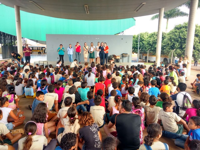 Momento que aconteceu a entrega dos chocolates para as crianças do Crase Coração de Mãe (Foto; Divulgação)