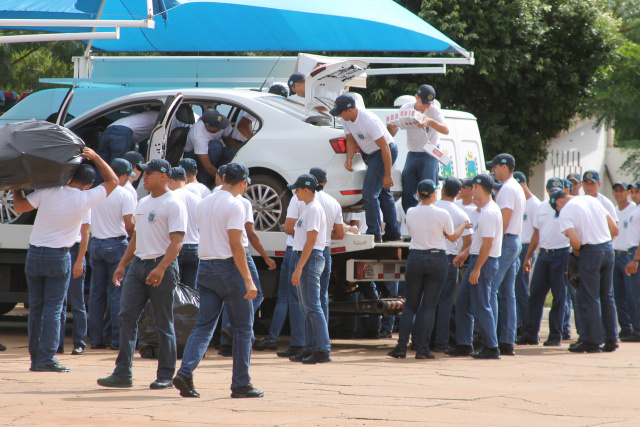 Momento em que o Volkswagen Jetta era descarregado no pátio da PM, pelos alunos em formação. (Foto: Patrícia Miranda)