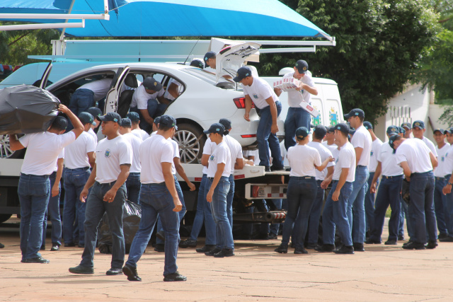Patrulha Rural apreende outros dois carros com carga de cigarros Momento em que o Volkswagen Jetta era descarregado no pátio da PM, pelos alunos em formação. (Foto: Patrícia Miranda)