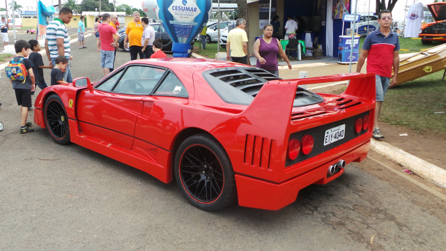 Feira de carros antigos atrai bom público ao Parque de Exposições De Fuscas a Ferrari, os carros antigos conquistaram os visitantes que contribuíram com a Vila Vicentina, já que a arrecadação com a venda de bebidas e alimentos foi revertida para a entidade (Foto: Ricardo Ojeda)