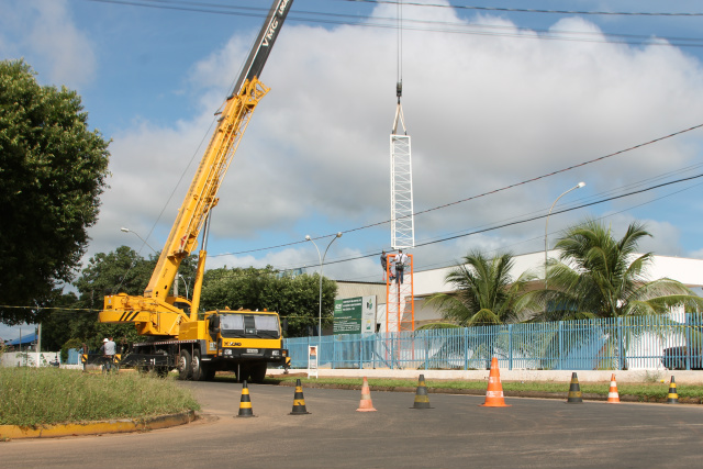 Sede do 2° BPM começa a instalar torre de recepção do projeto de vídeomonitoramento Um guindaste auxiliou durante o transporte da torre, para isso a rua teve que ser fechada. (Foto: Patrícia Miranda)