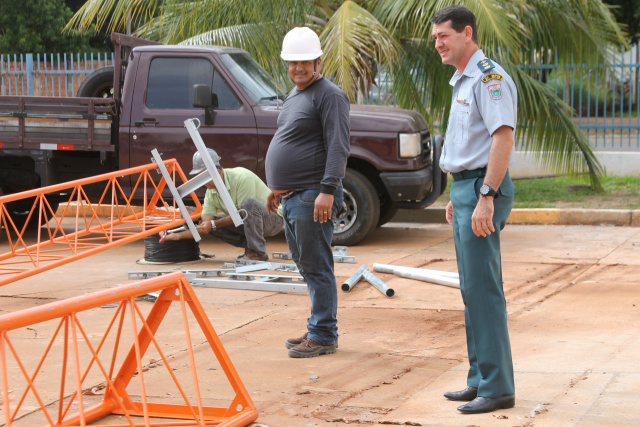 Sede do 2° BPM começa a instalar torre de recepção do projeto de vídeomonitoramento O comandante do 2º BPM, tenente coronel Wilson Monari, acompanhou os trabalhos e comentou que o projeto será muito bem-vindo na prevenção da criminaldade na cidade. (Foto: Patrícia Miranda)
