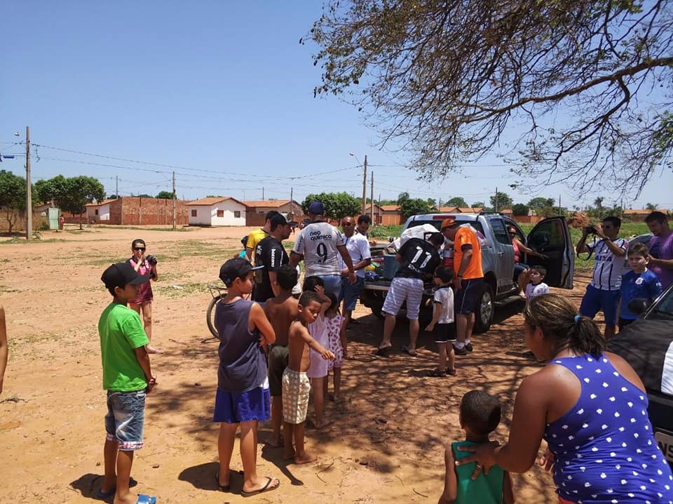 Timão Festas organiza ação solidária e entrega mais de 600 presentes no Dia das Crianças Crianças dos bairros Jardim Violeta, Guanabara e Vila Verde foram presenteadas na manhã de quinta-feira (12). (Fotos: Timão Festas)