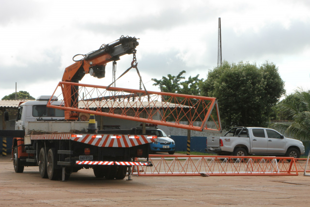 Sede do 2° BPM começa a instalar torre de recepção do projeto de vídeomonitoramento As estruturas tiveram que ser carregadas por outros veículos. (Foto: Patrícia Miranda)