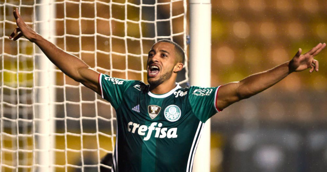 Zagueiro Vitor Hugo marcou um dos gols da virada Palmeirense. (Foto: Gazeta Press)