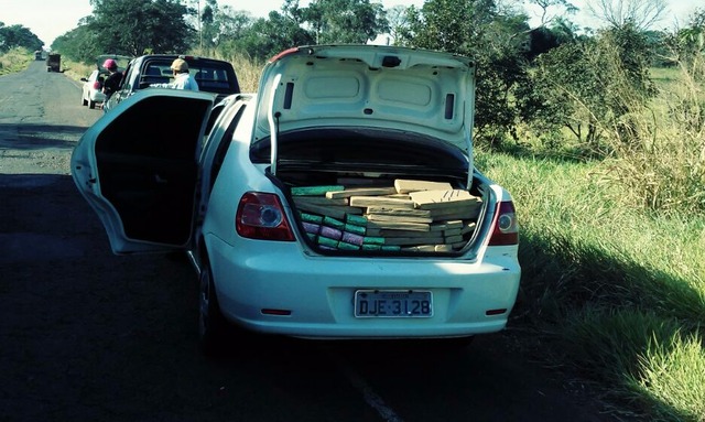 A droga e os veículos foram apreendidos e encaminhados para a Delegacia de Polícia Civil de Brasilândia (PMR/Divulgação)