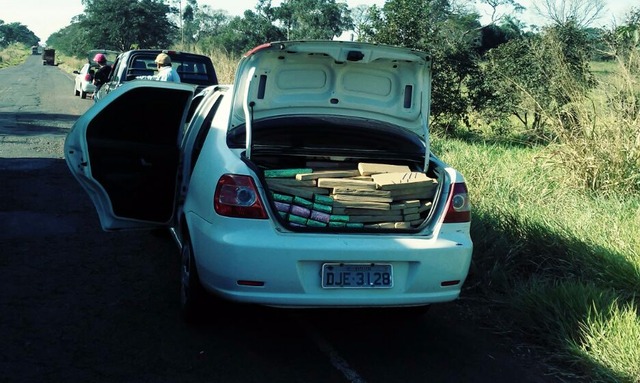 PMR flagra 619 Kg de maconha em porta malas de veículo A droga e os veículos foram apreendidos e encaminhados para a Delegacia de Polícia Civil de Brasilândia (PMR/Divulgação)