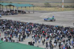 Cerca de 40 mil pessoas compareceram na base aérea neste domingo