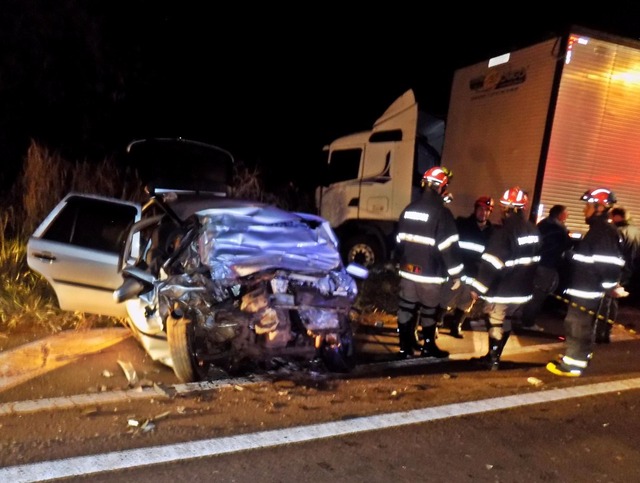 Batida frontal entre carro e carreta deixa três mortos em Bataguassu O motorista do caminhão e uma passageira, que é sua esposa, não sofreram nenhum ferimento (Foto: Cenário MS)