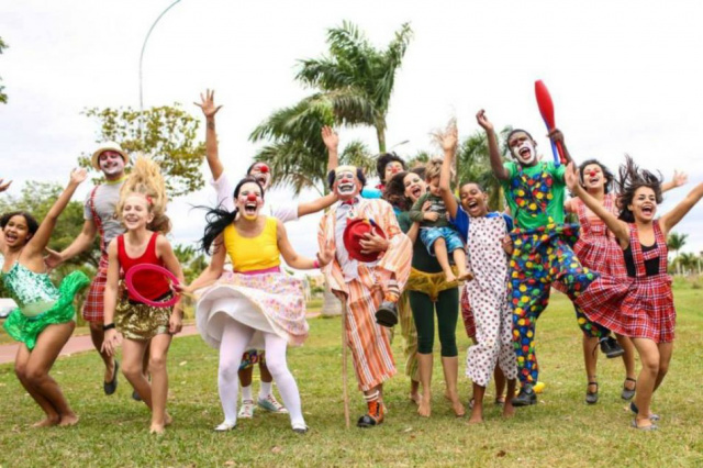 Na escola de Circo são desenvolvidas atividades de trapézio, equilibrismo, malabares, tecido, contorcionismo, acrobacias e palhaço. (Foto: Divulgação)