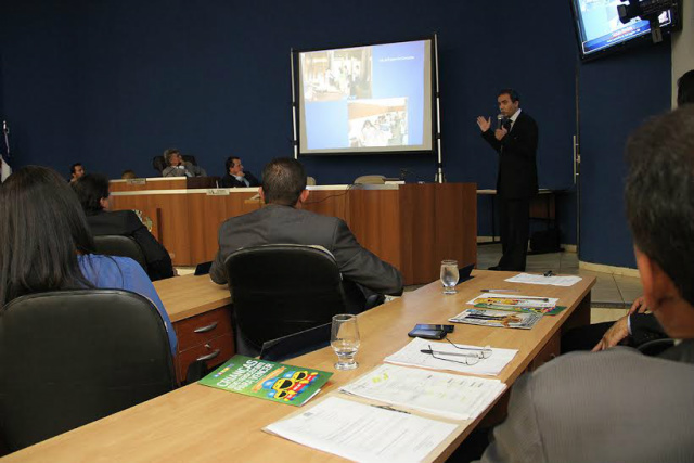 Marcelo Souza detalha aos vereadores três-lagoenses o trabalho realizado no centro de tratamento oncológico infantil no Hospital Regional da Capital (Foto: Divulgação)