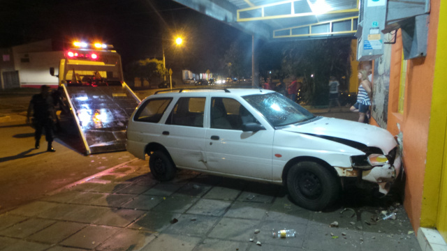 O motorista que conduzia o veiculo estava possivelmente em alta velocidade e fugiu do local (Foto: Ricardo Ojeda) 