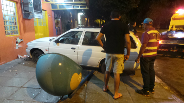 A pancada foi violenta que derrubou o orelhão e abriu um buraco na parede da padaria (Foto: Ricardo Ojeda)
