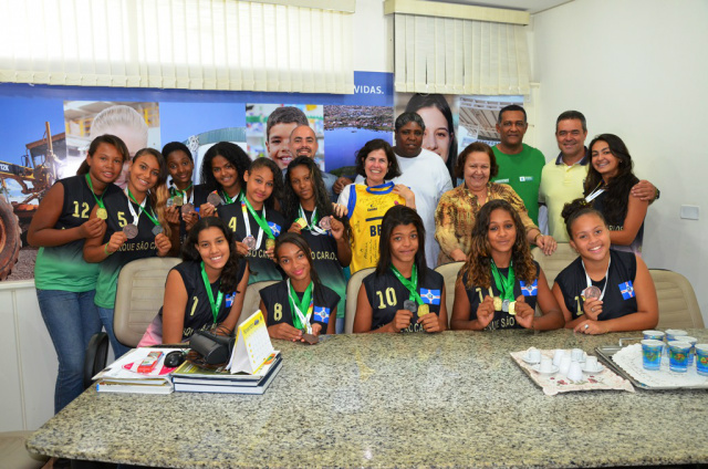 Além da prefeita, participaram do encontro o técnico da equipe, Ronaldo Pires da Costa; os secretários municipais de Educação, Jussara Fernandes; e Esportes, Juventude e Lazer, Walter Dias; o diretor da escola, Vinícius Belon e ex-atleta campeã mundial, Ruth Roberta. (Foto: Assessoria)