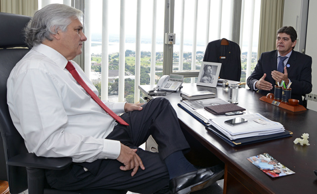 Delcídio discute investimentos com lideranças de 5 municípios Delcídio com o prefeito de Camapuã, Marcelo Duailibi. (Foto: Divulgação)