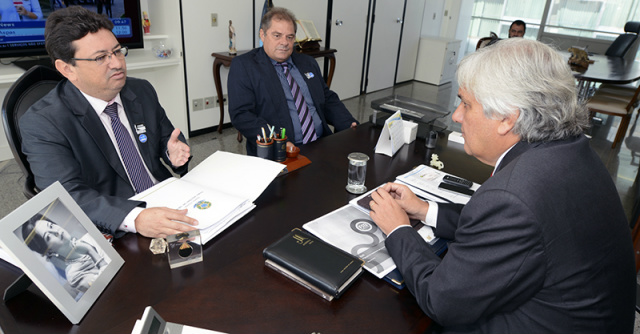 Delcídio discute investimentos com lideranças de 5 municípios Prefeito Vagner Guirado pediu o apoio de Delcídio para instalar telefonia celular na zona rural de Anaurilândia. (Foto: Divulgação)
