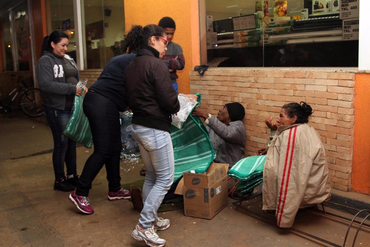Equipes da Assistência Social durante a entre dos cobertores. (Fotos: Divulgação/ Prefeitura). 