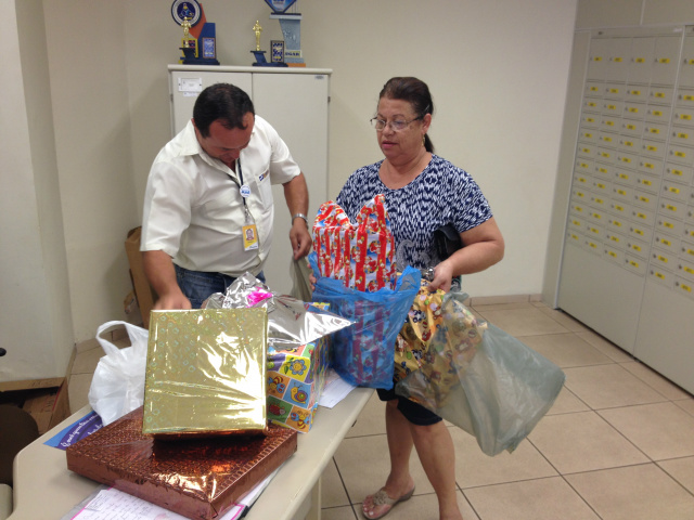 O coordenador Claudinei Barbosa e a dona Shirley, que todo ano apadrinha várias cartinhas (Foto: Thata Bernachi)
