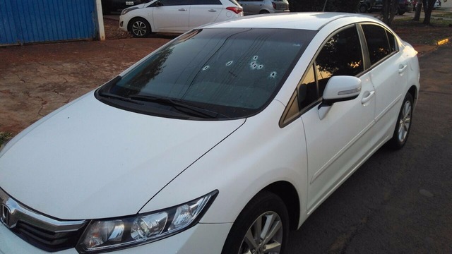 Mulher “empresta” carro dos patrões ao namorado que bate e troca tiros com a PF Honda City do Policial Federal depois da troca de tiros. (Foto: Ovaldo Nóbrega/ G1.com)